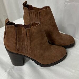 SAM & LIBBY BROWN CHUNKY SLIP ON ANKLE BOOTS. SIZE 9